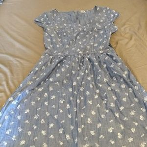 Adorable chambray dress with flowers and p…